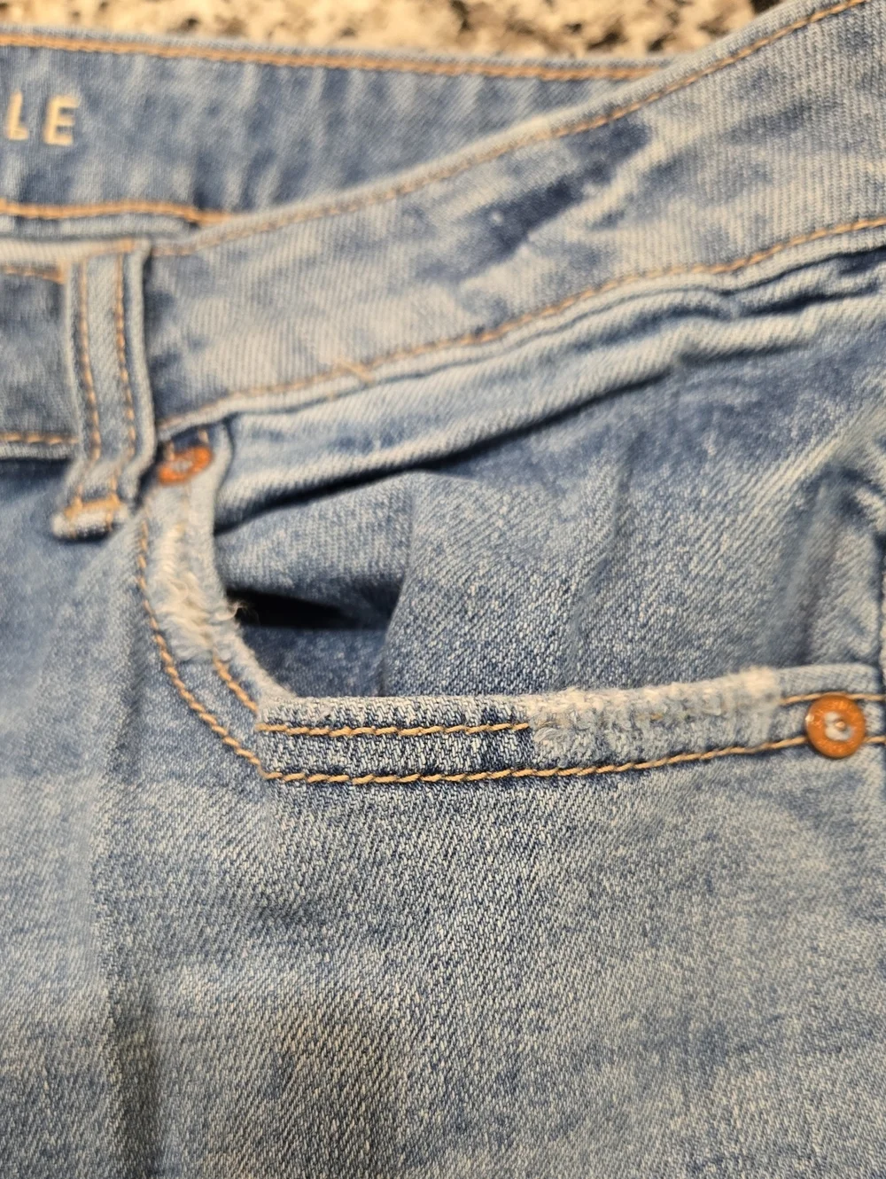 AMERICAN EAGLE HIGH-RISE BAGGY WIDE LEG JEANS. SIZE 12. MEDIUM WASH.